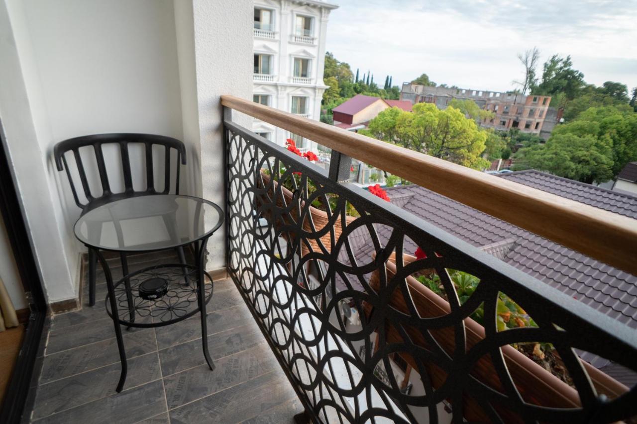 Leon Boutique Hotel Sukhumi Exterior foto